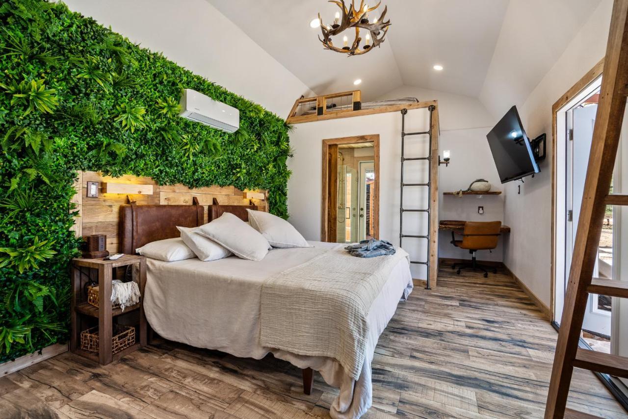 Country house Romantic Tiny Luxury Retreat W Sauna, Heated Pool N Outdoor Shower In 10 Acres *