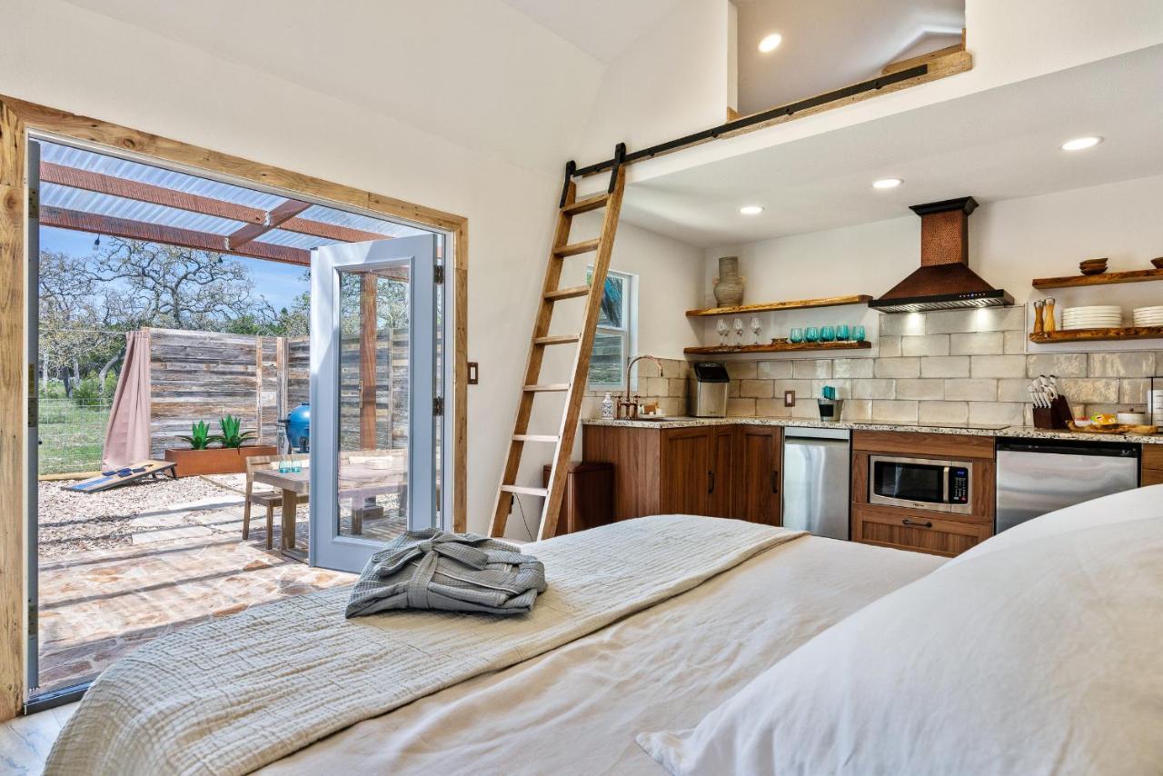 Romantic Tiny Luxury Retreat W Sauna, Heated Pool N Outdoor Shower In 10 Acres Country house Wimberley