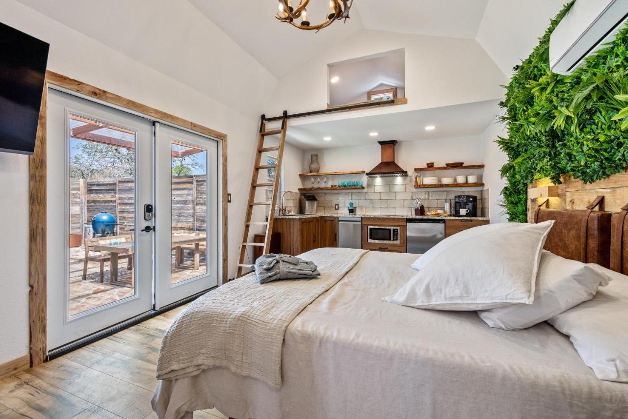 Romantic Tiny Luxury Retreat W Sauna, Heated Pool N Outdoor Shower In 10 Acres Country house