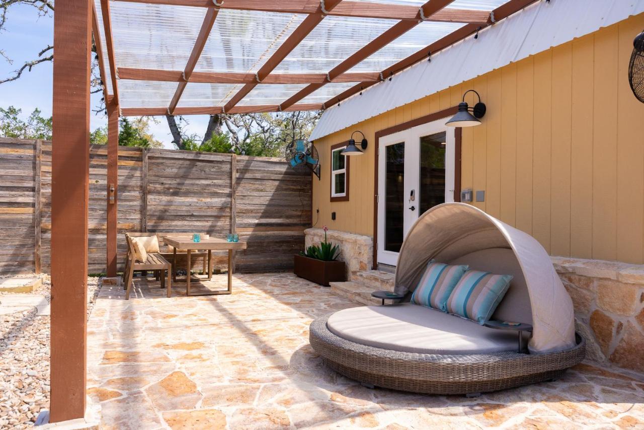 Romantic Tiny Luxury Retreat W Sauna, Heated Pool N Outdoor Shower In 10 Acres Country house Wimberley