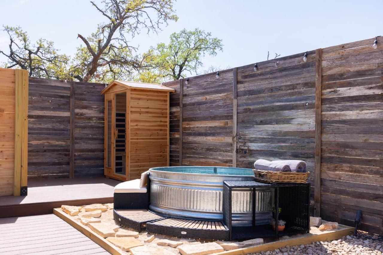 Country house Romantic Tiny Luxury Retreat W Sauna, Heated Pool N Outdoor Shower In 10 Acres