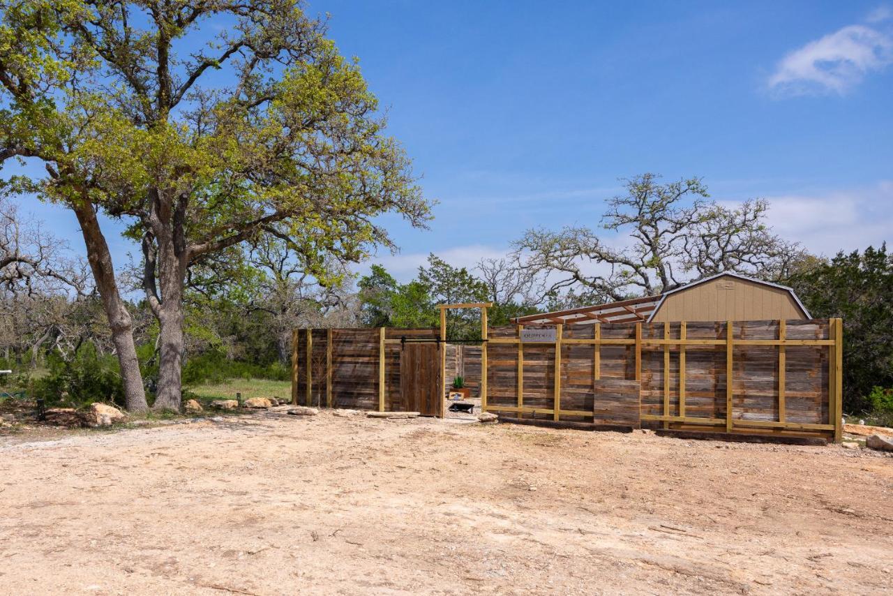 Country house Romantic Tiny Luxury Retreat W Sauna, Heated Pool N Outdoor Shower In 10 Acres Wimberley