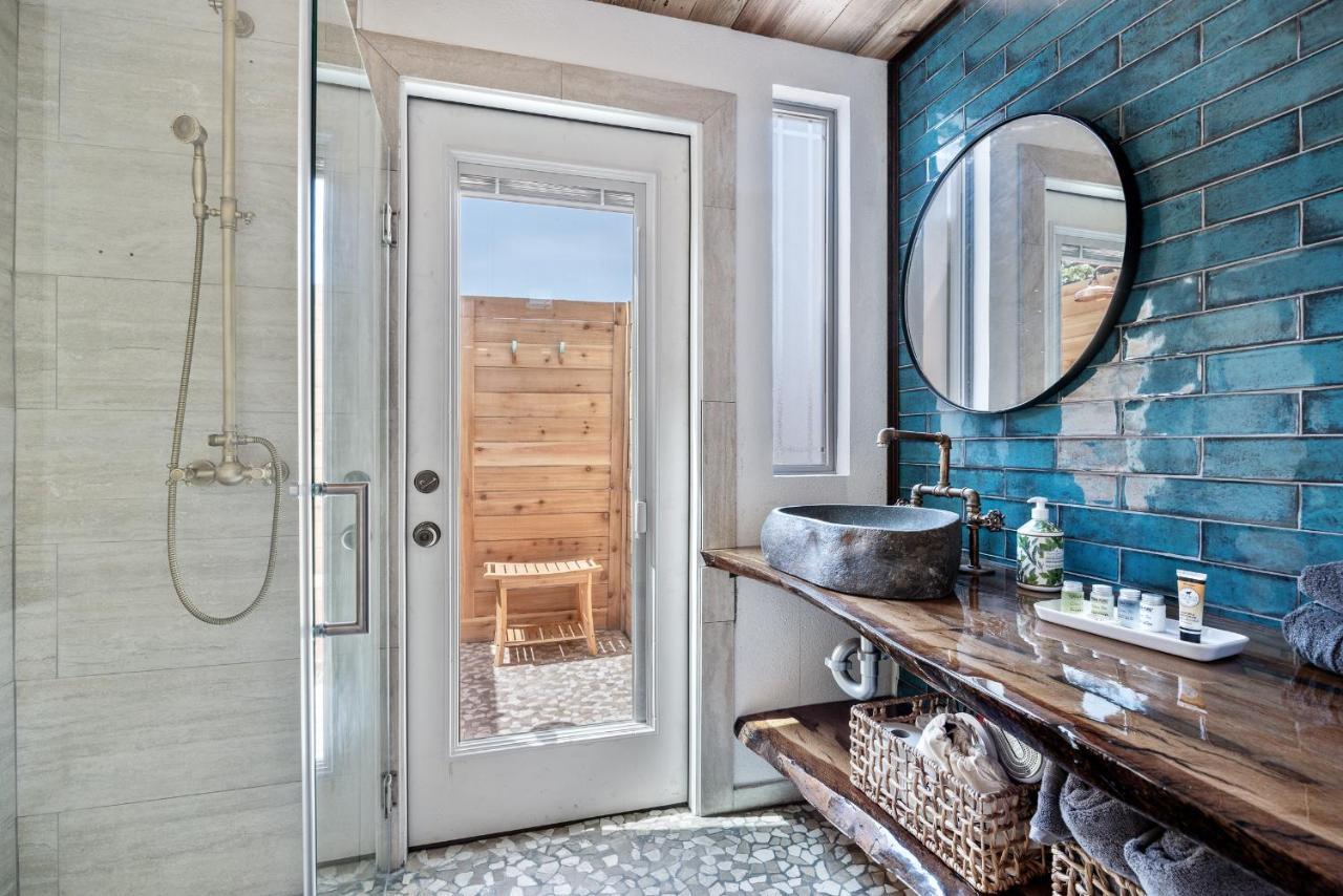 Country house Romantic Tiny Luxury Retreat W Sauna, Heated Pool N Outdoor Shower In 10 Acres *