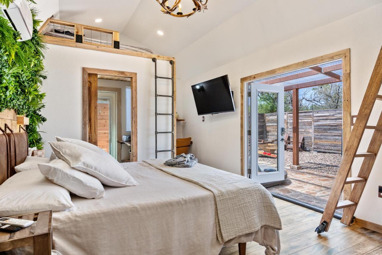 Romantic Tiny Luxury Retreat W Sauna, Heated Pool N Outdoor Shower In 10 Acres Country house *