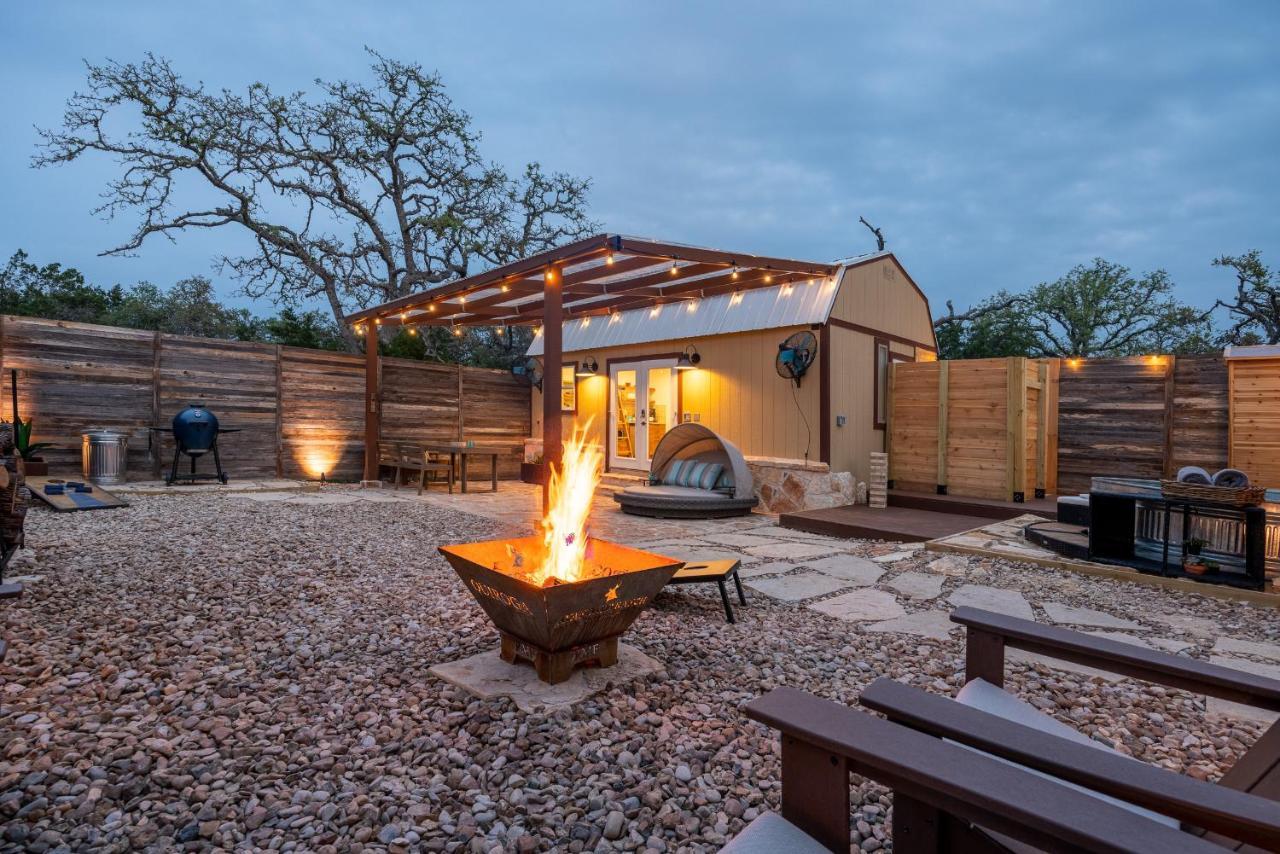 Country house Romantic Tiny Luxury Retreat W Sauna, Heated Pool N Outdoor Shower In 10 Acres