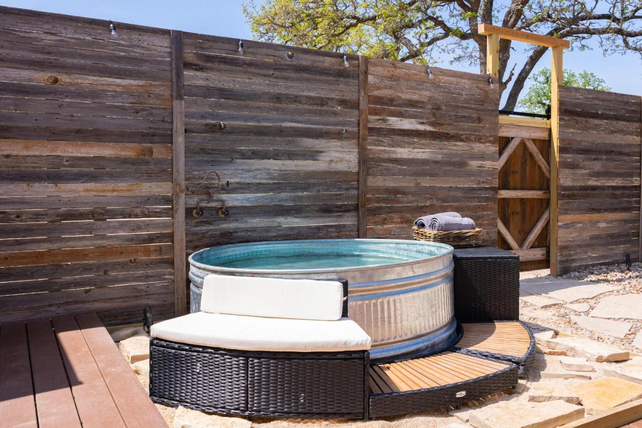 Country house Romantic Tiny Luxury Retreat W Sauna, Heated Pool N Outdoor Shower In 10 Acres *